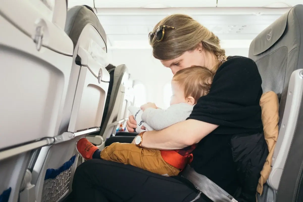 At rejse med en baby kan være hårdt - her er 10 tips der kan gøre det lidt nemmere